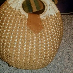 Round straw purse with pocket inside
